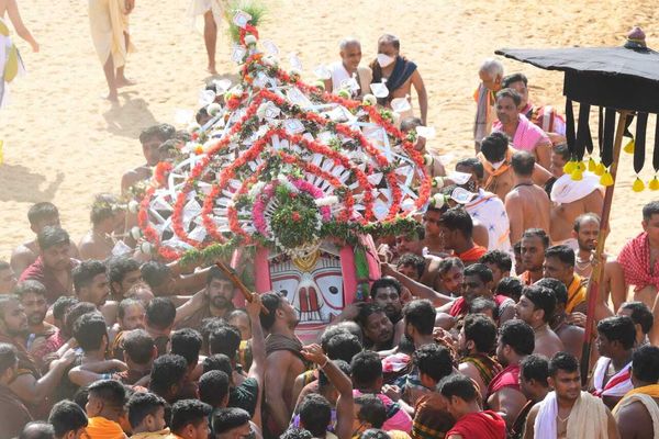 ଫଟୋ : ଘଣ୍ଟର ତାଳେତାଳେ ଟାହିଆ ହଲାଇ ଧାଡ଼ି ପହଣ୍ଡିରେ ଚତୁର୍ଦ୍ଧାମୂର୍ତ୍ତିଙ୍କ ଦିବ୍ୟ ଦୃଶ୍ୟ