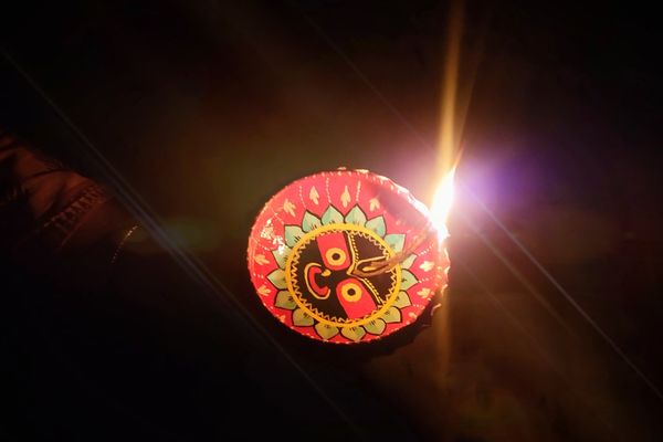 ମନ୍ତ୍ରମୁଗ୍ଧ କରିବ ମଧୁଙ୍କ ତୁଳୀରେ ଅଙ୍କା ହୋଇଥିବା କାଳିଆର ଚିତ୍ର 