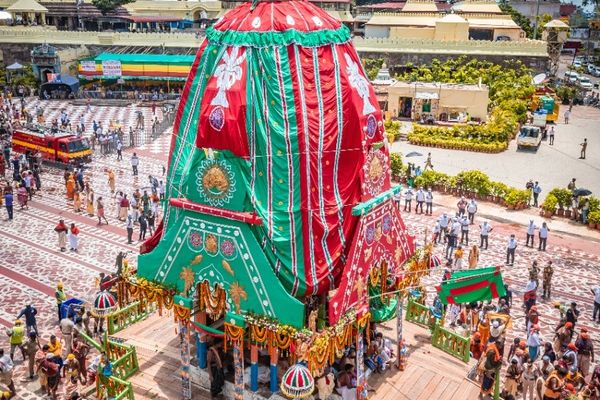 ଫଟୋ : ଘଣ୍ଟଘଣ୍ଟାର ନାଦ ଓ ହରିବୋଲ ଧ୍ୱନିରେ ବଡଦାଣ୍ଡରେ ଗଡିଲା ତିନି ରଥ