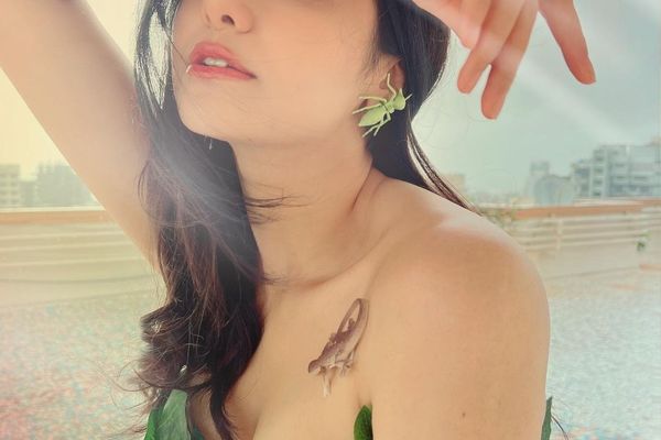 ପତ୍ର ଡିଜାଇନ ଡ୍ରେସ୍ ପିନ୍ଧି ଫଟୋ ସୁଟ୍ କଲେ ଅଭିନେତ୍ରୀ ଆଦା ଶର୍ମା 