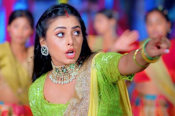 Bhojpuri Song: अभिनेत्री काजल त्रिपाठी और सिंगर गोल्डी यादव की जोड़ी ने 'जहर उगलता' भोजपुरी गाने से मचाया धमाल, देखिए तस्वीरें