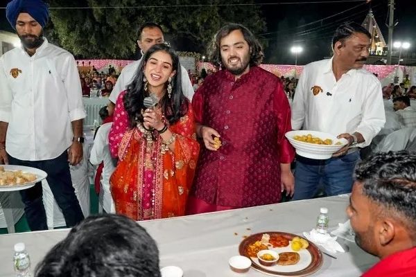 અનંત રાધિકાની પ્રી-વેડિંગ સેરેમની 'અન્ન સેવા'થી શરુ, અંબાણી પરિવારે પોતાના હાથે પીરસ્યુ ગામ લોકોને ભોજન, જુઓ ફોટા