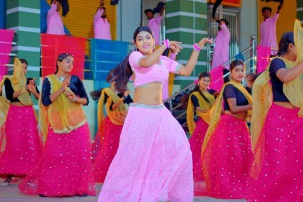 Bhojpuri Song: माही श्रीवास्तव को हुआ प्यार, गोल्डी यादव से कहा- 'सोना जइसन गुन बा इयार में’