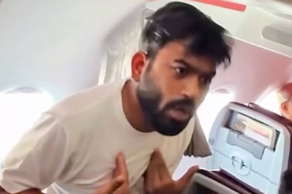டெல்லி வந்த சிஜேபி நிறுவனர் அபிஜித் தீப்கோ.. விமானத்திற்குள்ளேயே நுழைந்து கைது செய்த போலீஸ்.. பரபர போட்டோஸ்!