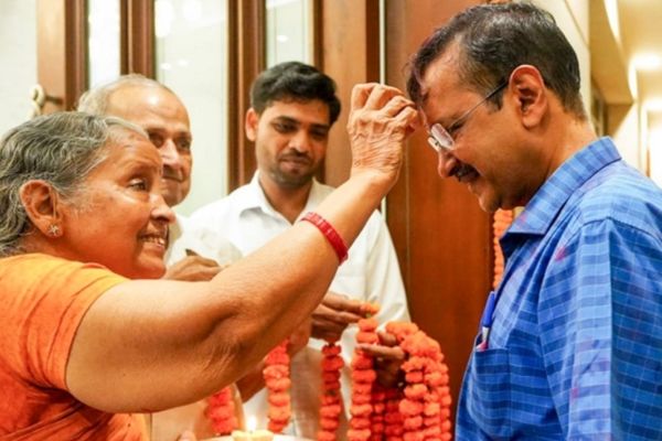 ಜೈಲಿನಿಂದ ಮನೆಗೆ ಬಂದ ದೆಹಲಿ ಸಿಎಂ ಅರವಿಂದ್ ಕೇಜ್ರಿವಾಲ್