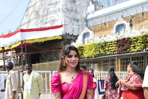 திருப்பதியில் திவ்யபாரதி.. கலர்புல் பாவாடை தாவணியில் சாமி தரிசனம்!