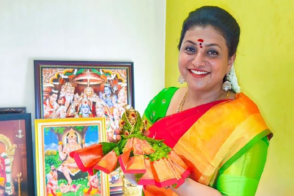 మాజీ మంత్రి రోజా ఇంట దసరా సంబరాలు: పట్టుచీరలో మెరిసిన ఫైర్ బ్రాండ్!