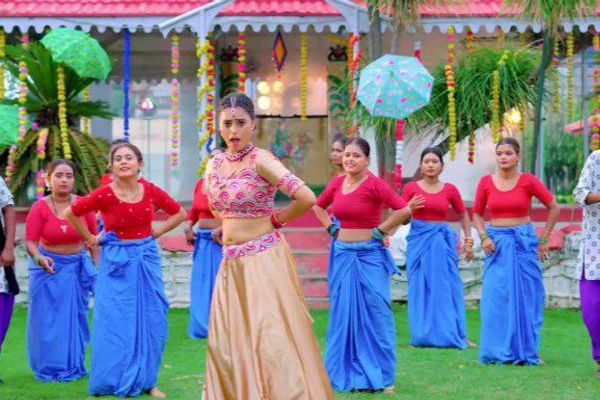 Bhojpuri Song: 'चुवता टुटही मड़ईया' भोजपुरी गीत में बला की खूबसुरत लग रही हैं काजल, तस्वीरों से नहीं हटेगी आपकी नज़र