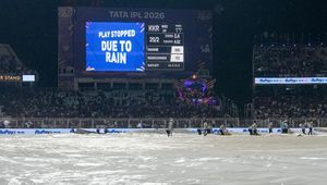 ইডেনে প্রবল বৃষ্টিতে ভেস্তে গেল পাঞ্জাব ম্যাচ, বরুণ দেবের কৃপায় পয়েন্টের খাতা খুলল কেকেআর