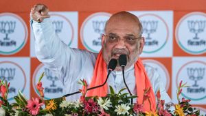 'বোমের জবাব ব্যালটে দিন', বীরভূমের সভা থেকে তৃণমূলকে সরাতে আবেদন অমিত শাহের