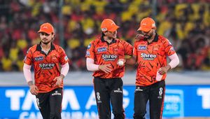 চেন্নাইকে ১০ রানে হারিয়ে লিগ টেবলে ওপরে উঠল হায়দরাবাদ