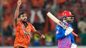 অভিষেক শর্মার বিধ্বংসী শতরান, দিল্লিকে হারিয়ে পয়েন্ট টেবলের তিনে উঠে এল হায়দরাবাদ