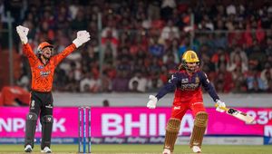 বেঙ্গালুরুকে ৫৫ রানে হারাল হায়দরাবাদ, পয়েন্ট সমান হলেও কামিন্সদের খেলতে হবে এলিমিনেটর