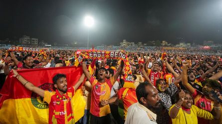 ইস্টবেঙ্গল আইএসএল চ্যাম্পিয়ন, দীর্ঘদিনের ট্রফির খরা কাটিয়ে লাল-হলুদ ব্রিগেড জ্বালাল মশাল