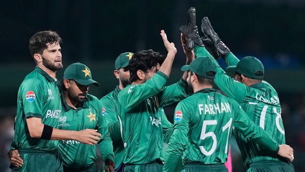 ইংল্যান্ডের কাছে নিউজিল্যান্ডের হারের পর সেমিফাইনালে যেতে কী করতে হবে পাকিস্তানকে?