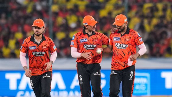 চেন্নাইকে ১০ রানে হারিয়ে লিগ টেবলে ওপরে উঠল হায়দরাবাদ
