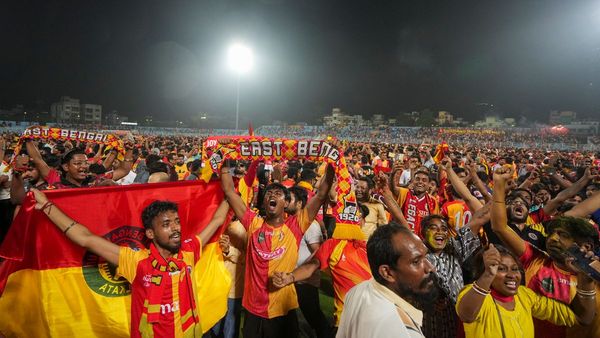 ইস্টবেঙ্গল আইএসএল চ্যাম্পিয়ন, দীর্ঘদিনের ট্রফির খরা কাটিয়ে লাল-হলুদ ব্রিগেড জ্বালাল মশাল