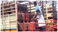 গ্যাসের সঙ্কট ও কালোবাজারি ঠেকাতে কড়া কেন্দ্র, বাড়ছে পাইপ গ্যাসের সরবরাহ