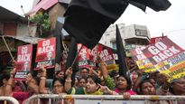 কালীঘাট মন্দিরে পুজো দিতে গিয়ে ফের বিক্ষোভের মুখে জ্ঞানেশ কুমার, উঠল 'গো ব্যাক' স্লোগান, দেখানো হল কালো পতাকা