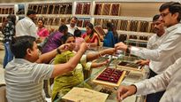 আন্তর্জাতিক বাজারের প্রভাব? এক ধাক্কায় কমল সোনা-রুপোর দাম, কত? বিনিয়োগকারীদের মধ্যে বাড়ছে দুশ্চিন্তা