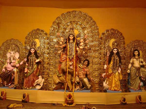 মহাষষ্ঠীতে কলকাতার রাস্তায়ে দর্শনার্থীদের ঢল
