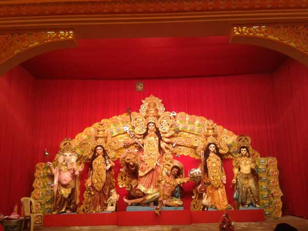 মহাষষ্ঠীতে কলকাতার রাস্তায়ে দর্শনার্থীদের ঢল 
