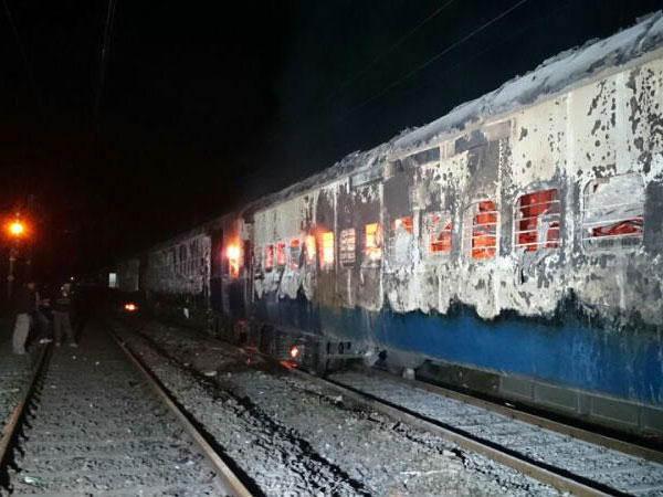 চলন্ত দেরাদুন এক্সপ্রেসে আগুনের লেলিহান শিখা চলন্ত দেরাদুন এক্সপ্রেসে আগুনের লেলিহান শিখা