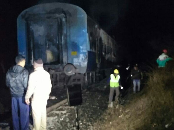 চলন্ত দেরাদুন এক্সপ্রেসে আগুনের লেলিহান শিখা চলন্ত দেরাদুন এক্সপ্রেসে আগুনের লেলিহান শিখা