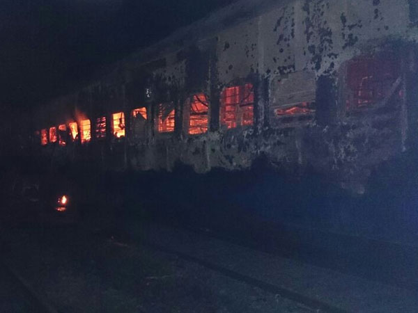 চলন্ত দেরাদুন এক্সপ্রেসে আগুনের লেলিহান শিখা চলন্ত দেরাদুন এক্সপ্রেসে আগুনের লেলিহান শিখা