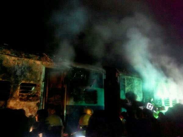 চলন্ত দেরাদুন এক্সপ্রেসে আগুনের লেলিহান শিখা চলন্ত দেরাদুন এক্সপ্রেসে আগুনের লেলিহান শিখা