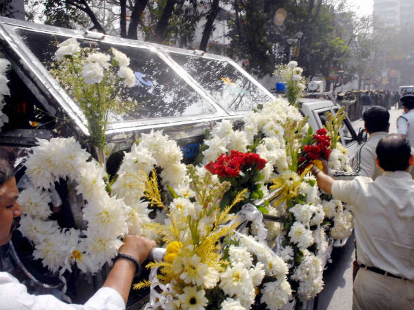 কিছুক্ষণ আরও না হয় রহিতে কাছে... কিছুক্ষণ আরও না হয় রহিতে কাছে...