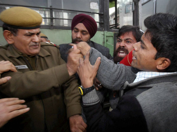 কর্তৃত্বের অধিকারের লড়াই