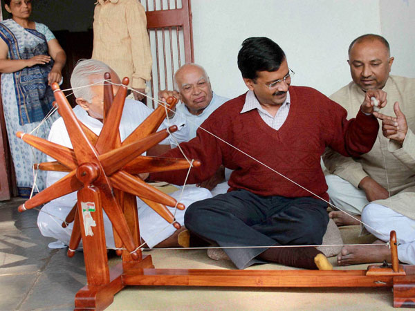চড়কায় সুতো কাটব... চড়কায় সুতো কাটব...