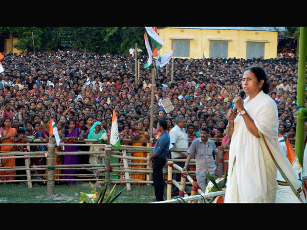 গ্রামের রাস্তায় রাস্তায় পথনাটিকা