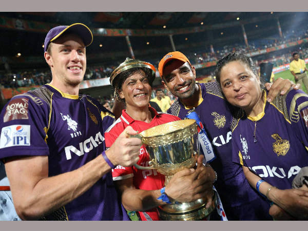 ট্রফি হাতে একসাথে ট্রফি হাতে একসাথে