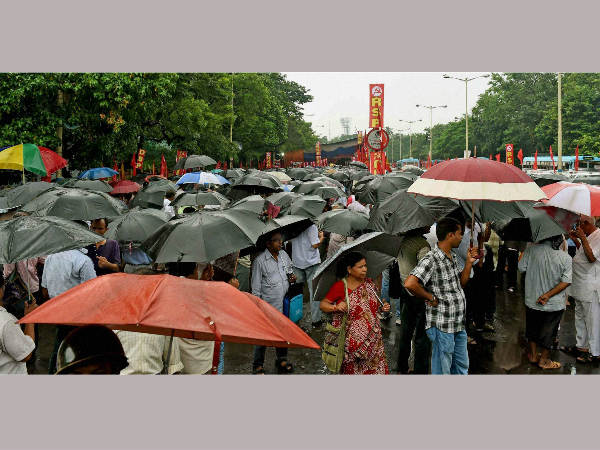 বৃষ্টিতেও ক্ষান্ত নয়