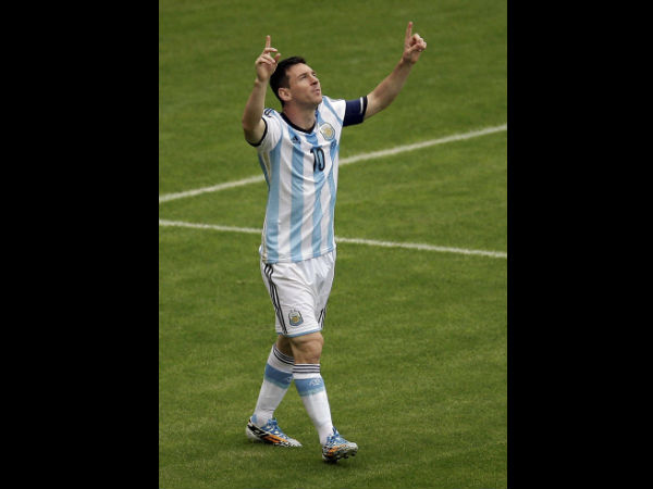 মেসিকে গোল্ডেম বুট দেওয়ায় অখুশী মারাদোনা, তোপ দাগলেন ফিফার উপর মেসিকে গোল্ডেম বুট দেওয়ায় অখুশী মারাদোনা, তোপ দাগলেন ফিফার উপর