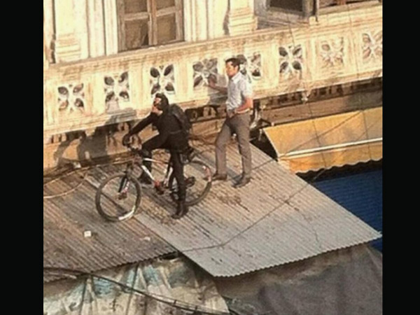 ছাদে চড়ে ছাদে চড়ে