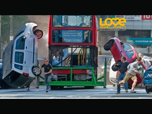 উল্টোলো বাস উল্টোলো বাস