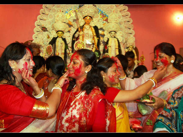 সিঁদুর মেখে লাল হয়ে সিঁদুর মেখে লাল হয়ে