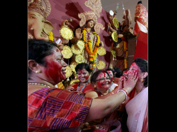 প্রবাসে সিঁদুর নিয়ে হুটোপুটি প্রবাসে সিঁদুর নিয়ে হুটোপুটি