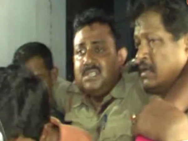 বোমা উদ্ধার করতে গিয়ে আক্রান্ত পুলিশ, নেতার আদেশই কী পালন করলেন অনুগামীরা? বোমা উদ্ধার করতে গিয়ে আক্রান্ত পুলিশ, নেতার আদেশই কী পালন করলেন অনুগামীরা?