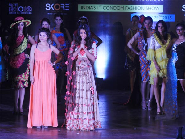 ডিজাইনারের সঙ্গে মুগ্ধা