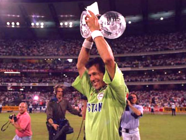 ১৯৯২ বিশ্বকাপ জিতে ইমরান খান