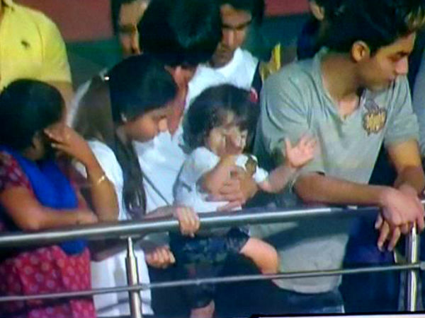 ছেলেমেয়েদের সঙ্গে কিং খান