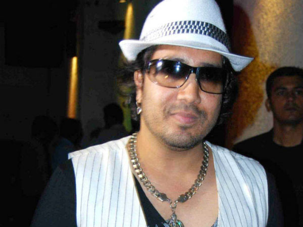 প্রকাশ্যে চুমুর পর এবার চিকিৎসককে চড় মেরে খবরে সঙ্গীতশিল্পী মিকা প্রকাশ্যে চুমুর পর এবার চিকিৎসককে চড় মেরে খবরে সঙ্গীতশিল্পী মিকা