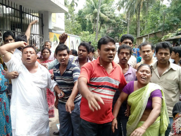 (Live) অশান্তি দিয়েই শুরু জেলায় পুরভোট, বুথের সামনেই খুন তৃণমূল কর্মী (Live) অশান্তি দিয়েই শুরু জেলায় পুরভোট, বুথের সামনেই খুন তৃণমূল কর্মী