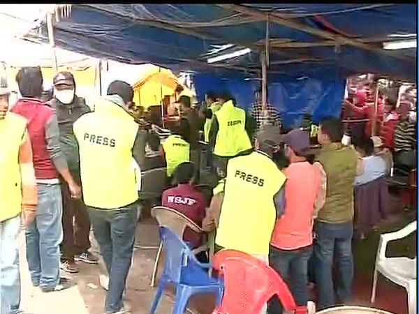 ভূমিকম্পে বিধ্বস্ত, খোলা আকাশের নিচেই অস্থায়ী স্টুডিও বানিয়ে চলছে সংবাদিকতা ভূমিকম্পে বিধ্বস্ত, খোলা আকাশের নিচেই অস্থায়ী স্টুডিও বানিয়ে চলছে সংবাদিকতা