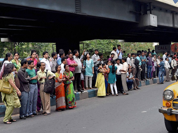 ফের প্রবল কম্পনে ত্রস্ত কলকাতা সহ গোটা রাজ্য, রাস্তায় নেমে এসেছেন মানুষ ফের প্রবল কম্পনে ত্রস্ত কলকাতা সহ গোটা রাজ্য, রাস্তায় নেমে এসেছেন মানুষ