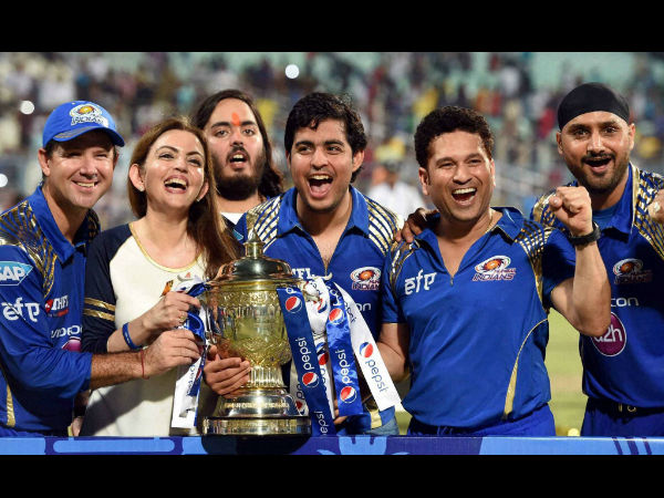 কাপ হাতে নীতা আম্বানি কাপ হাতে নীতা আম্বানি